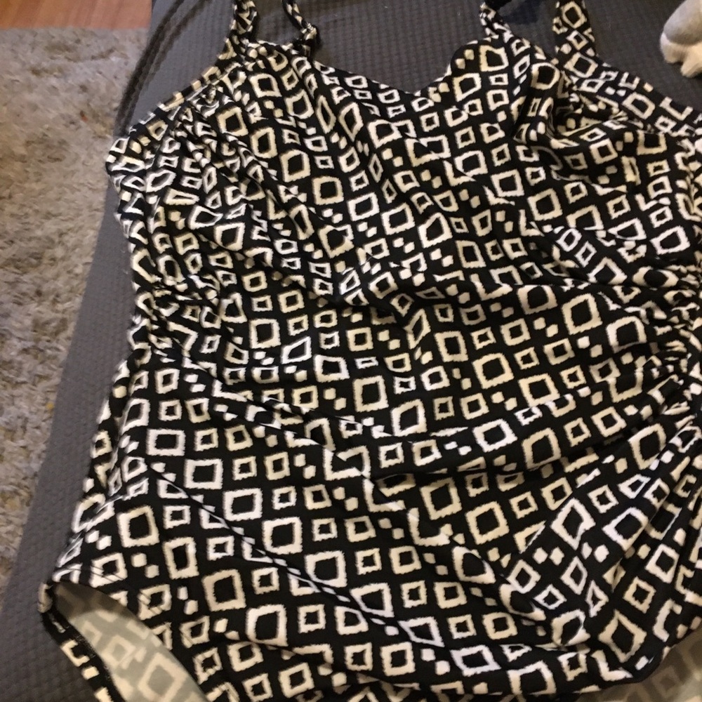 EUC Miracle Suit by Kirkland Size 16 black/white